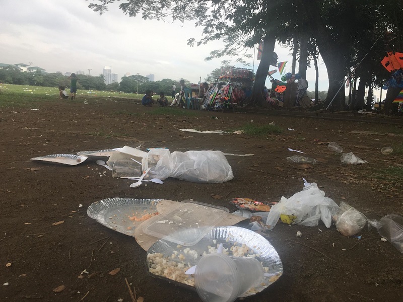 LOOK Sangkaterbang Basura Iniwan Ng Mga Nagdiwang Ng Pasko Sa Luneta