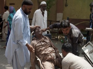 APTOPIX Pakistan Heatstroke