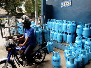 A man delivers cylinders of liquefied petroleum gas in Manila on August 6, 2011. Volatile oil prices still pose an inflationary risk to the Philippines even though the consumer price index rise in July stayed at the previous month's level, the central bank said August 5.   AFP PHOTO / JAY DIRECTO