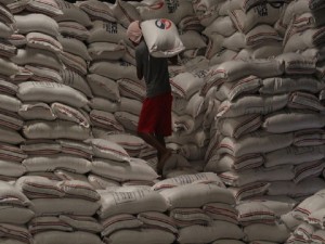 RICE PRICE INCREASE/ JULY 4,2014 NFA workers unload tons of rice  imported from Vietnam at NFA warehouse in Taguig city. In the past few weeks, rice price  increased by P2 per kilogram.  INQUIRER PHOTO/JOAN BONDOC