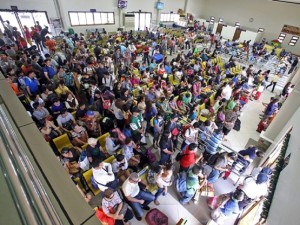 PASSENGERS CROWD TERMINAL 1/OCT. 29, 2014: The passenger Terminal 1 at Pier 1 is crowded with passengers after some passengers for Manila waited for the arrival of vessels that were delayed. Some passengers were thankful that airconditioning units is fully fanctional but some are discomfort of their long wait.(CDN PHOTO/JUNJIE MENDOZA)