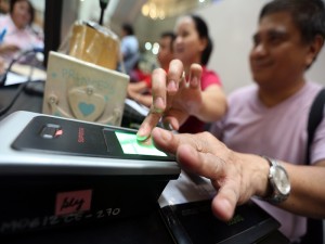 NO BIO, NO BOTO / JULY 11, 2015 The Commission on Elections (COMELEC) conduct voters' registration and validation of biometrics data at Robinsons Place Manila, July 11, 2015. The poll body decided to bring this service to malls in pushing its "No Bio, No Boto" campaign for the 2016 polls. INQUIRER PHOTO / NINO JESUS ORBETA