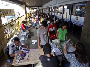 LAST DAY SK REGISTRATION/SEPT. 29, 2014: Students from different highschools troop to the Comelec office on Osmeña Blvd. during the last day of registration for the Sanguniang Kabataan (SK) election.(CDN PHOTO/JUNJIE MENDOZA)