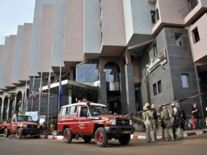 Malian soldiers and special forces stand guard at the entrance the Radisson Blu hotel in Bamako on November 20, 2015, after the assault of security forces. Gunmen went on a shooting rampage at the luxury hotel in Mali's capital Bamako, seizing 170 guests and staff in an ongoing hostage-taking that has left at least three people dead. AFP PHOTO / HABIBOU KOUYATE        (Photo credit should read HABIBOU KOUYATE/AFP/Getty Images)