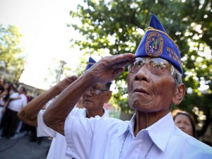 WORLD WAR II VETERANS/MARCH 30, 2015 World War II veteran Porferio G. Laguitan, 91 years old, saluting during the singing of the national anthem on Monday flag ceremony in Taguig City Hall. INQUIRER PHOTO/LYN RILLON