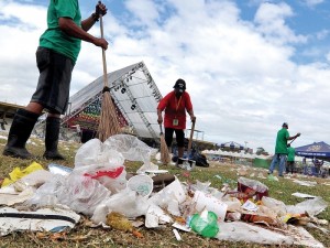 AFTER THE CELEBRATION - TRASHES AT LUNETA PARK / DEC 26 2012 Workers sweep up piles of garbage left behind by people who tropped yesterday on Luneta Park to spend the Christmas Day in Manila. PHOTO BY RICHARD A. REYES