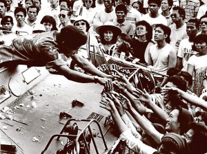EDSA REVOLUTION / FEBRUARY 1986 Catholic nuns and supporters of the EDSA people's revolt greets a soldier on board his V-150 armored tank at EDSA. PDI PHOTO/BOY CABRIDO