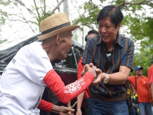 96-year old Miguel Tangonan managed to stop the convoy of vice presidential candidate Senator Ferdinand "Bongbong" R. Marcos Jr. when the latter alighted from his car to personally greet him in Sta. Rosa, Laguna.