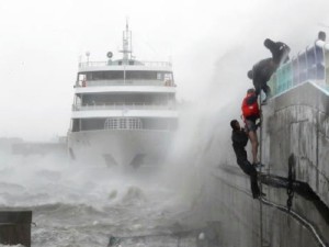 Typhoon Chaba | AP PHOTO (Park Chul-hong)