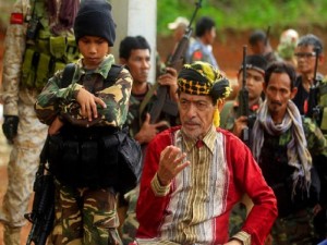 This photo taken on May 28, 2016 shows Moro National Liberation Front (MNLF) chairman Nur Misuari (C) speaking during an interview at his mountain lair in Indanan town, Jolo province, on the southern island of Mindanao.  Philippine president-elect Rodrigo Duterte said in a news conference May 26, he will visit Jolo to talk to MNLF chiarman Nur Misuari. / AFP PHOTO / MARK NAVALES