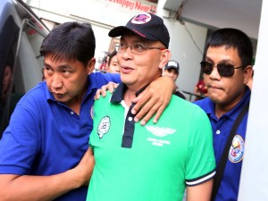 COL. MARCELINO / JANUARY 21, 2016 Col. Ferdinand Marcelino, (center) the former director of the Special Enforcement Services of the Philippine Drug Enforcement Agency (PDEA) was arrested by operatives of PDEA and the Philippine National Police at Felix Huertas corner Batangas streets in Sta. Cruz, Manila, January 21, 2016, in a drug bust operation Thursday which yielded P320 million worth of methamphetamine hydrochloride (“shabu”).  INQUIRER PHOTO / NINO JESUS ORBETA