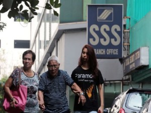 SOCIAL SECURITY / JANUARY 14, 2016 A elderly man with his companions walk pass an SSS sign in Manila on Thursday, January 14, 2016.  President Aquino vetoes on Thursday the SSS pension hike bill. INQUIRER PHOTO / GRIG C. MONTEGRANDE