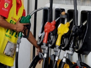 A gasoline attendant works at a gasoline station in Quezon City, suburban Manila on August 2, 2011. The Philippines plans to auction off areas of the South China Sea for oil exploration, despite worsening territorial disputes with China over the area, an official said August 2. AFP PHOTO/ JAY DIRECTO