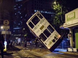 AFP tumagilid ang double decker tram sa Hong Kong