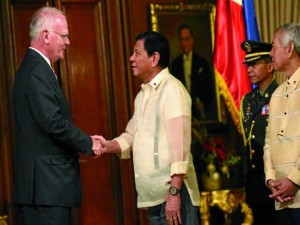 President Rodrigo R. Duterte and European Union envoy to the Philippines Franz Jessen. INQUIRER FILE PHOTO/JOAN BONDOC