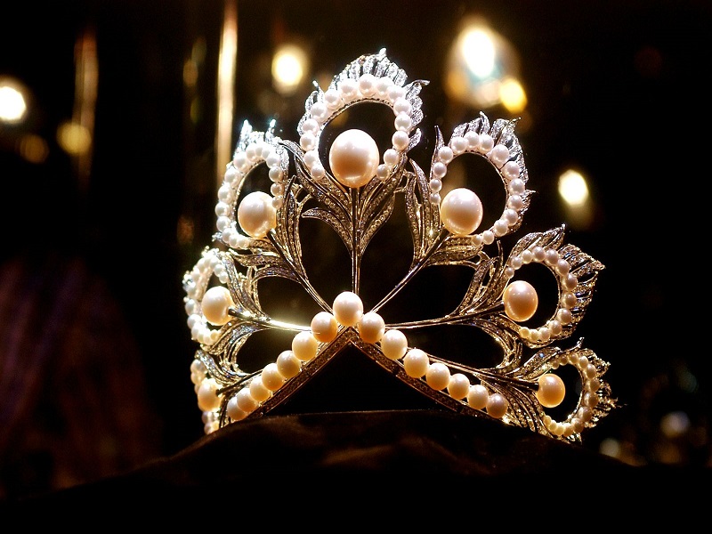 Iconic Mikimoto Crown Muling Ginamit Sa 66th Miss Universe Pageant