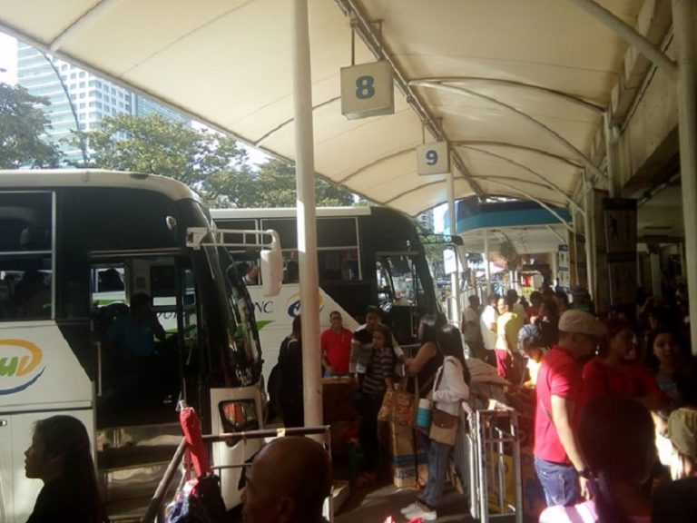 Mga Pasahero Dagsa Pa Rin Sa Araneta Bus Terminal Sa Cubao Dziq Radyo ...