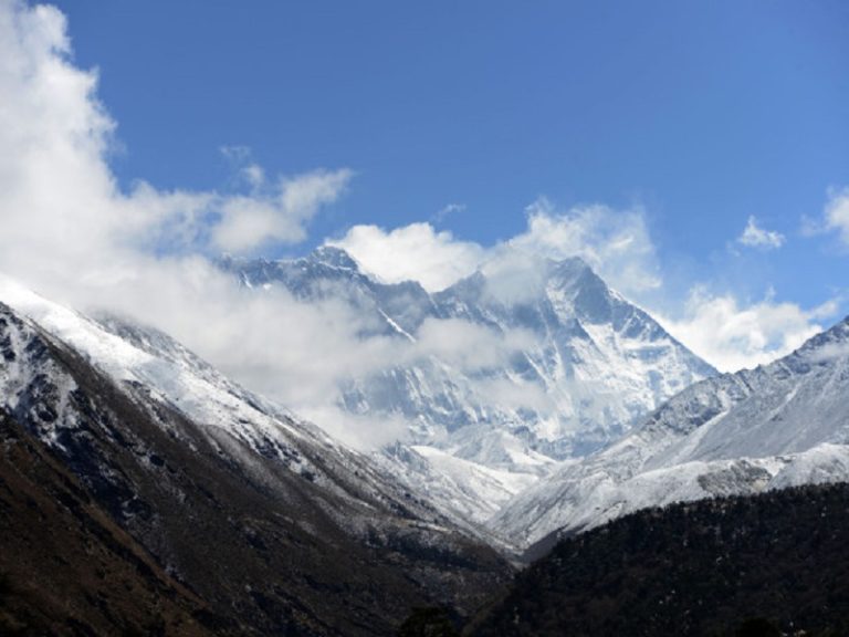 Solo climbers, bawal na sa Mount Everest | DZIQ Radyo Inquirer 990AM