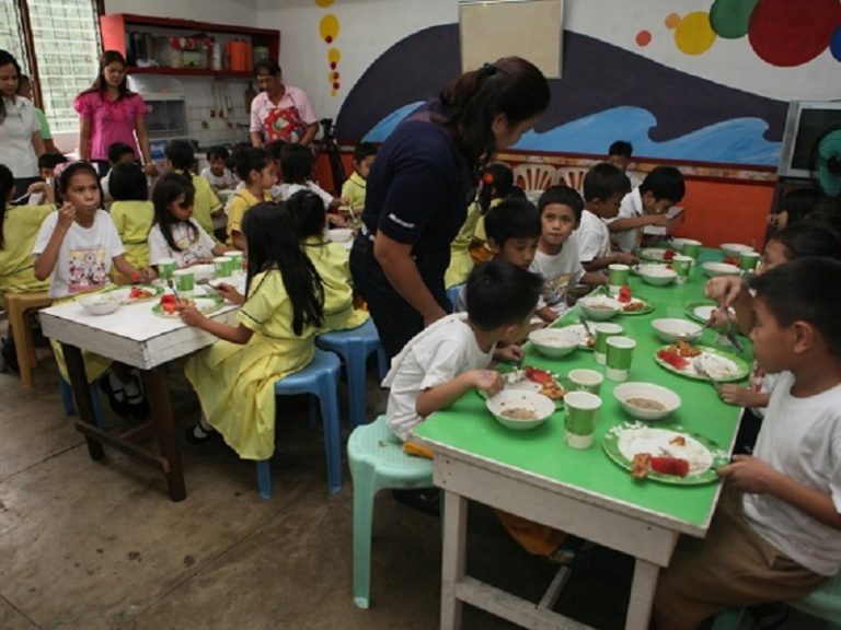 Pangulong Duterte Nilagdaan Na Ang National Feeding Program Law | DZIQ ...