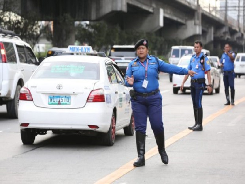 PHOTO: MMDA traffic enforcers on EDSA FOR STORY: MMDA posibleng magbawas ng traffic enforcers dahil sa NCAP