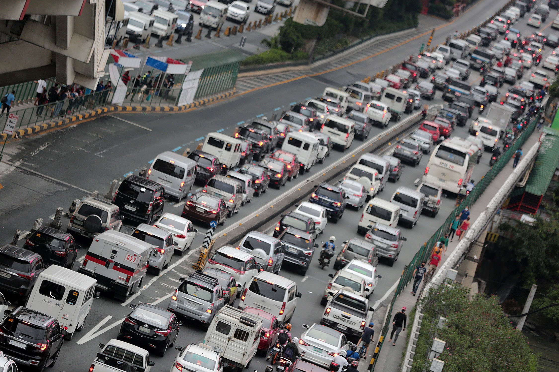 PHOTO: Cars on EDSA FOR STORY: Tolentino nais 60 kph speed limit sa Metro Manila major roads