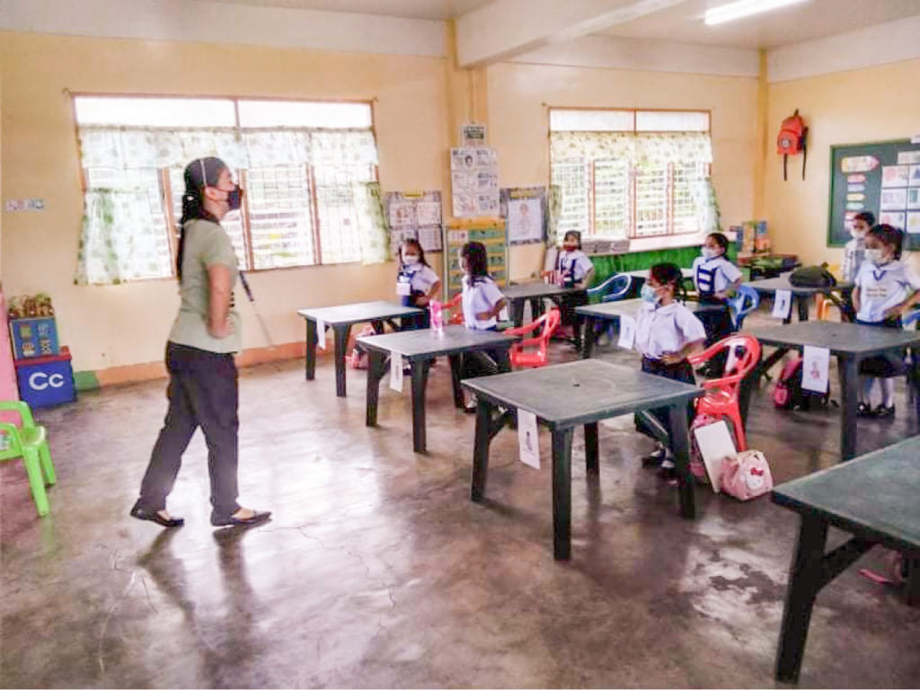 PHOTO: Teacher in class with students STORY: DepEd naghahanda para sa pinaigsing school year 2024-25