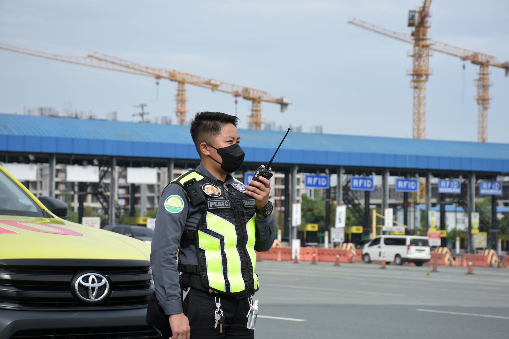 PHOTO: A PEATC worker stands near toll boths at a Cavitex exit. STORY: 30-day toll holiday sa Cavitex simulâ sa unang araw ng Hulyo