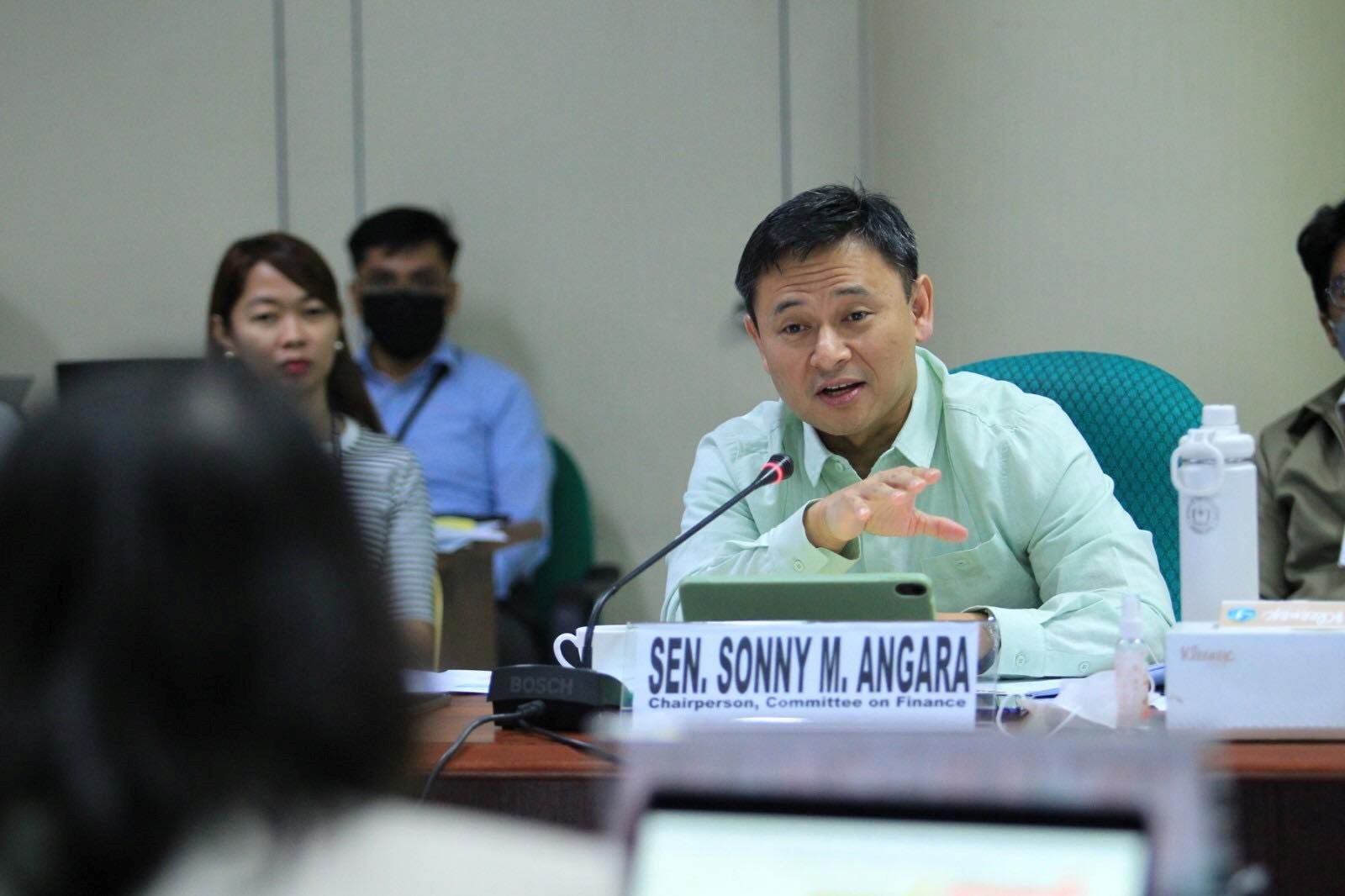 PHOTO: Sonny Angara STORY: Angara bill: Libreng sanitary napkins sa public HS girls 