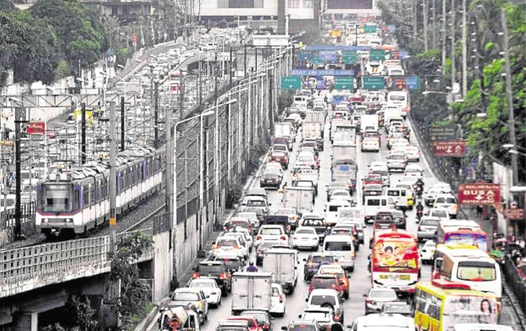 PHOTO: EDSA traffic STORY: Waláng ‘transportation crisis” sa Metro Manila – DOTr