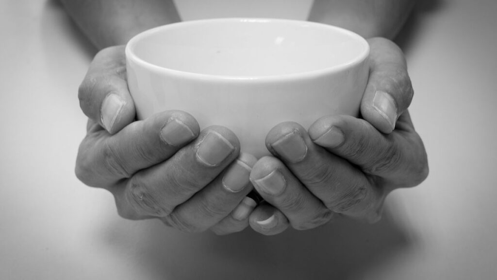 PHOTO: Hands holding an empty bowl STORY: Gutóm na pamilyang Filipino dumami ayon sa SWS Q1 survey