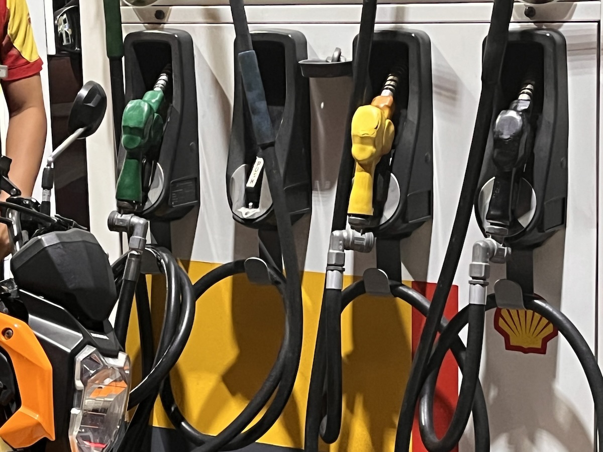 PHOTO: Fuel pumps STORY: Dagdag presyo sa gasolina, krudo, gaás simulâ Mayo 28