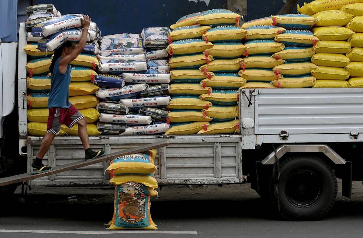 PHOTO: 2024 May 24 - Man loading sacks of rice on a truck STORY: DA pinalakpakán Luzon toll rebates, discounts sa agri trucks