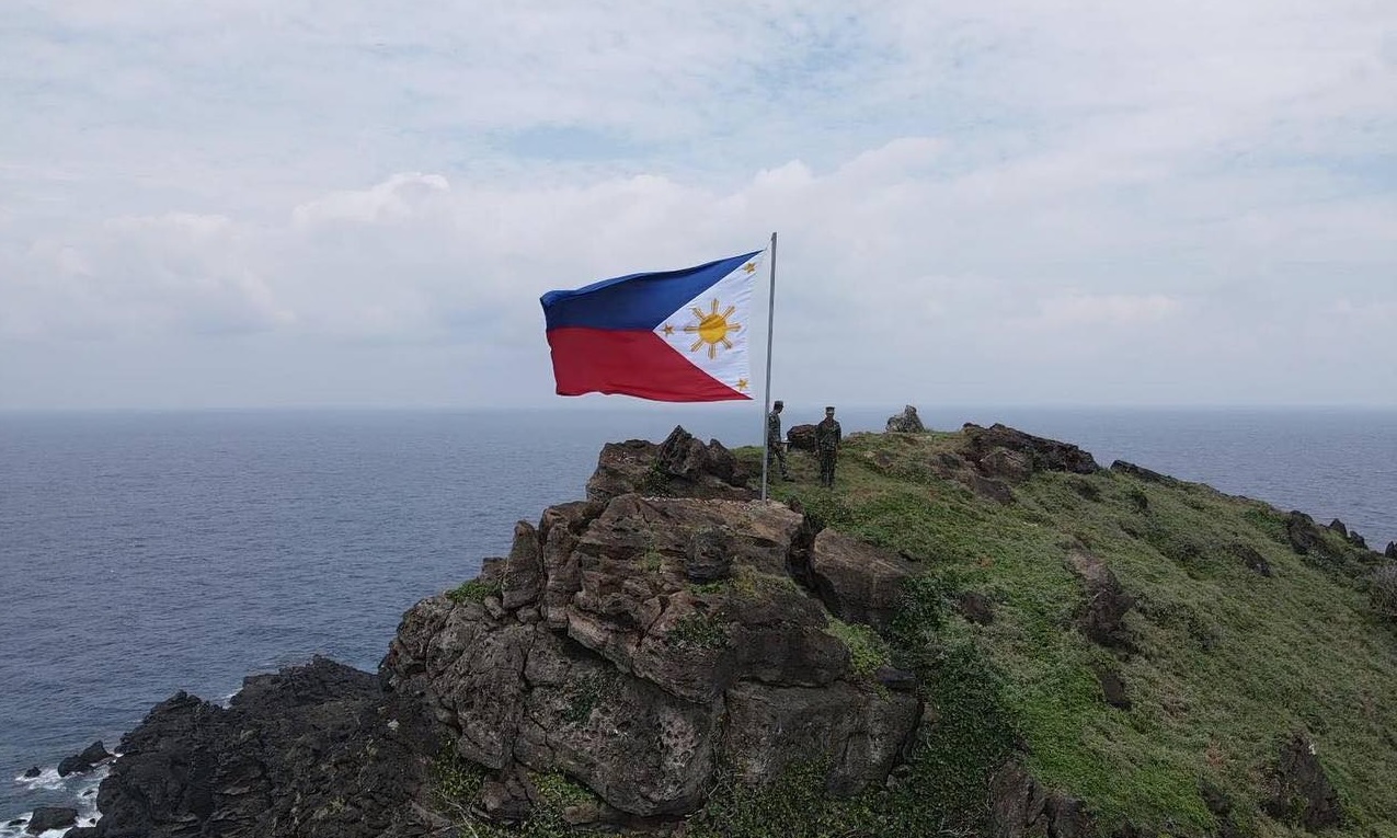 PHOTO: Philippine flag on Mavulis Island STORY: Philippine Navy nakabantay sa China drills malapit sa Taiwan