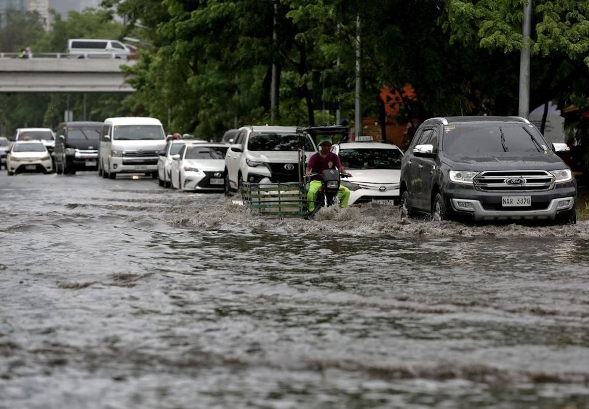 G Puyat Avenue in Pasay flooded due to Aghon