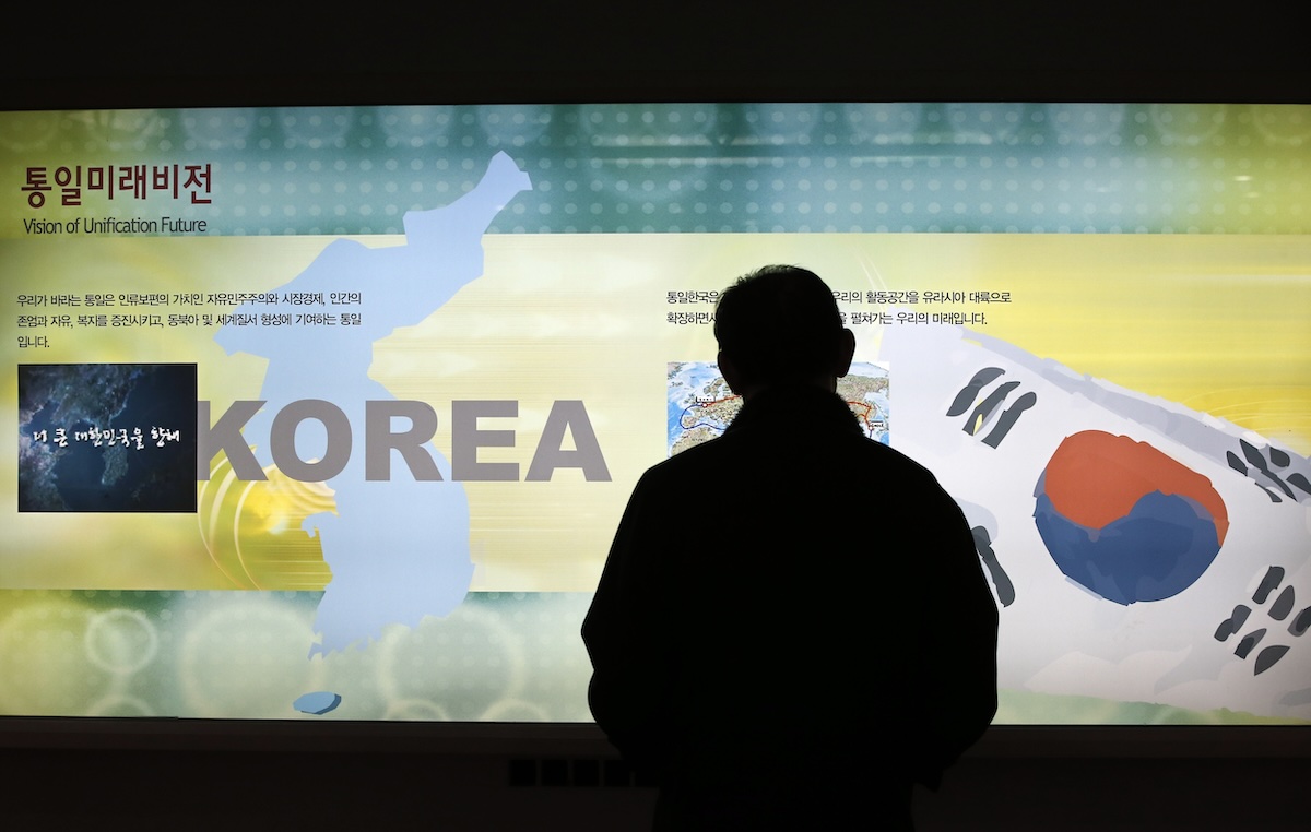 PHOTO: Visitor looks at Korean map at exhibition hall