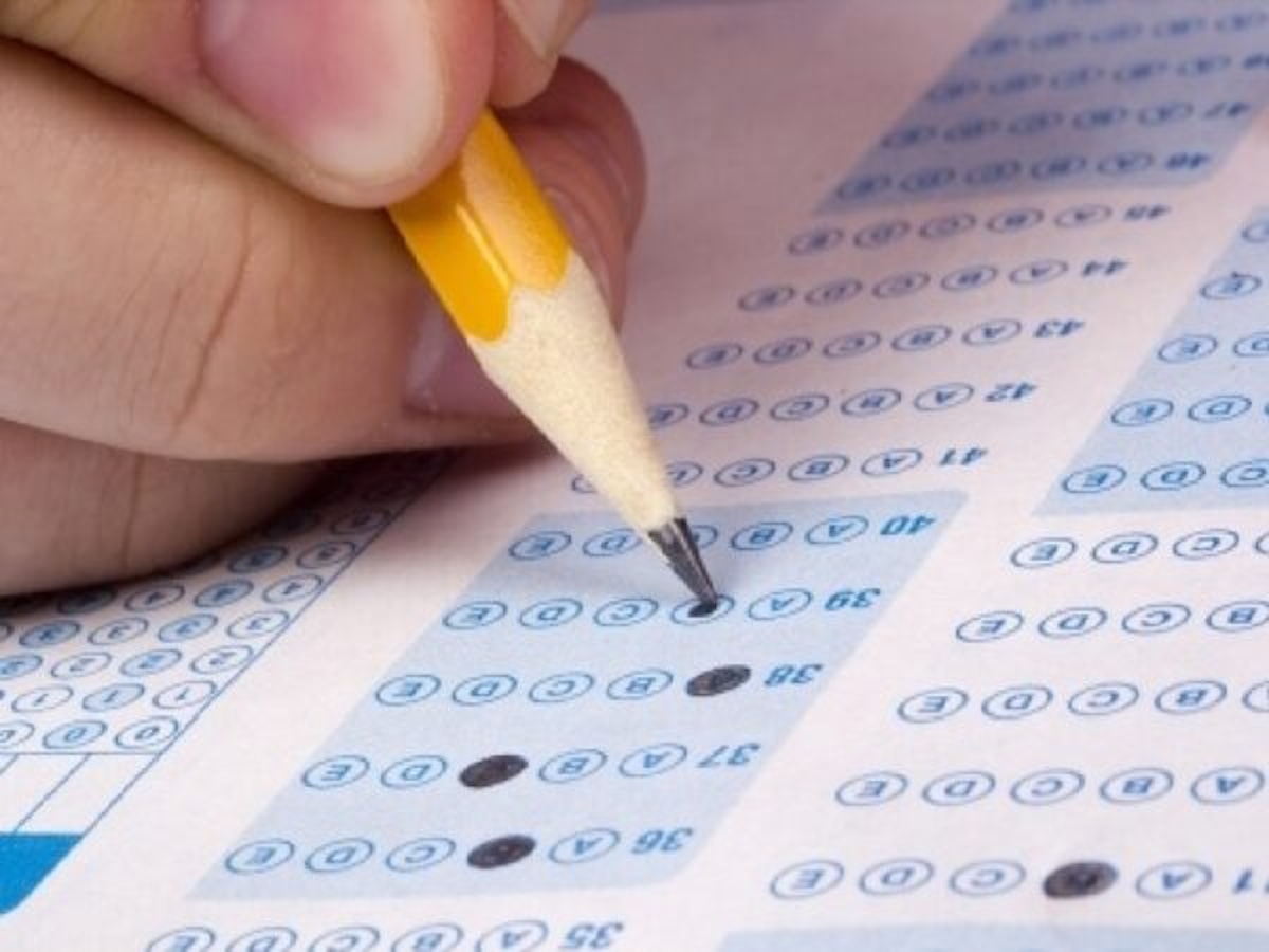 PHOTO: Closeup of hand answering an exam sheet STORY: Free college entrance examinations may batás na