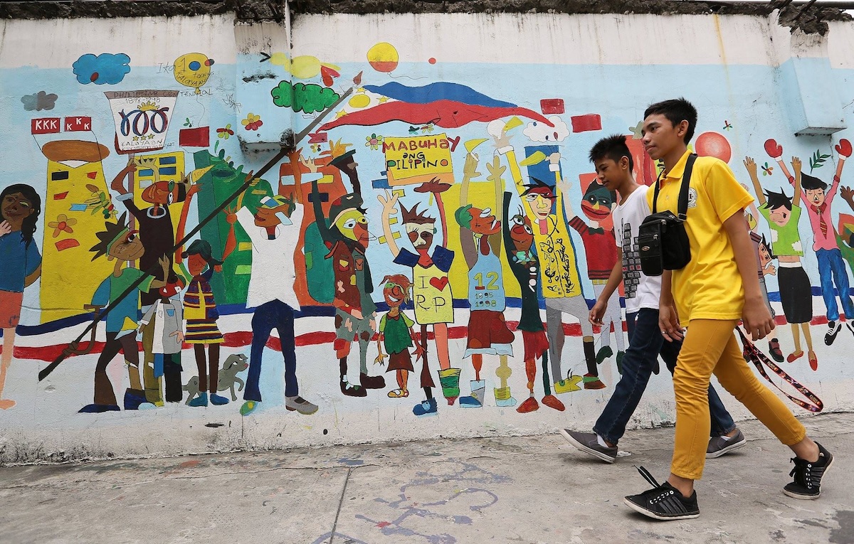 Pedestrians passing by a student-made mural. STORY: 44% ng Filipino tiwalà sa pagbuti ng buhay hanggáng 2025 – SWS