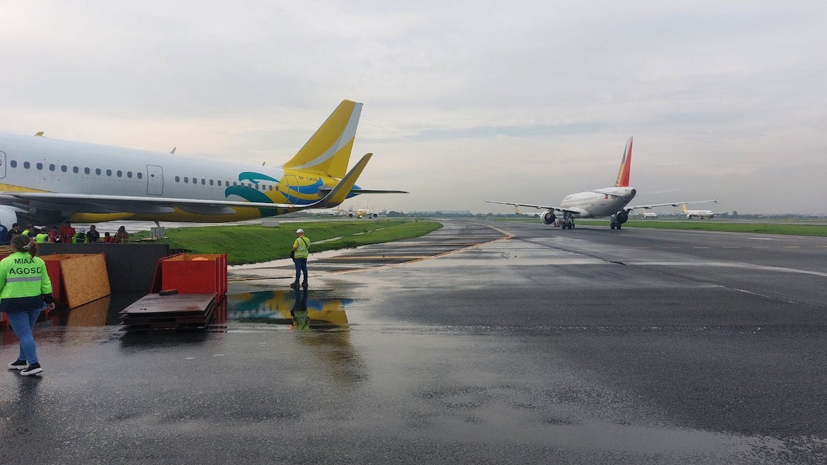 PHOTO:  Cebu Pacific plane stuck on the grassy part of a NAIA runway STORY: Cebu Pacific plane nabalahaw sa damuhán ng NAIA runway