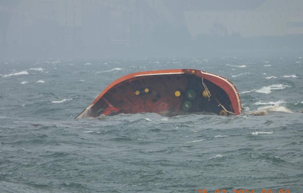 PHOTO: MT Terra Nova that sunk off Bataan STORY: Tanker lumubog sa Bataan, langis kumakalat na sa dagat