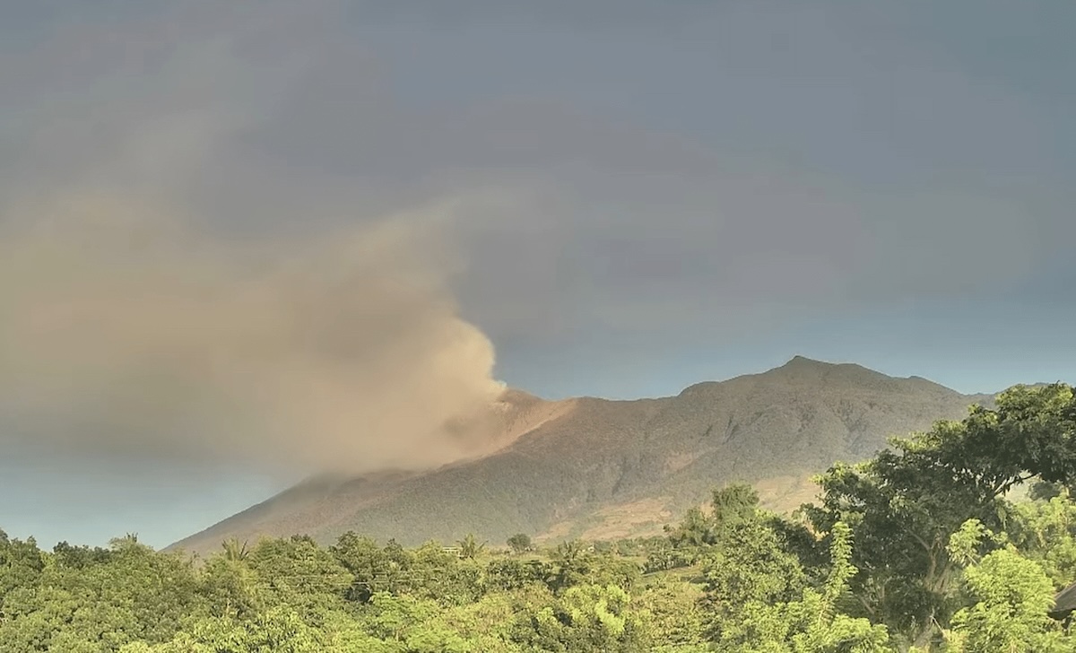 PHOTO: Smoking Kanlaon Volcano STORY: Curfew, liquor ban sa Canlaon City dahil sa alburoto ng Kanlaon