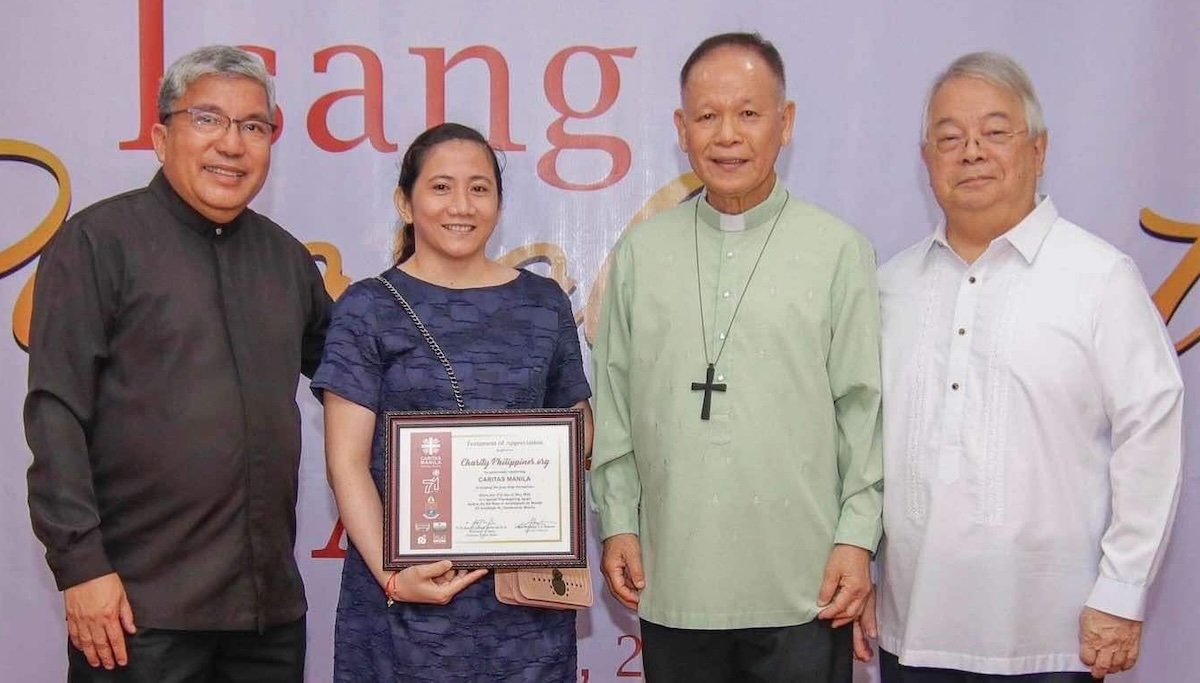 PHOTO: Fr. Anton Pascual, CPO program officer Nancy Sandoval, Cardinal Jose Advincula, and Ramon del Rosario. STORY: CharityPhilippines.org, unang online crowdfunding sa Pilipinas 