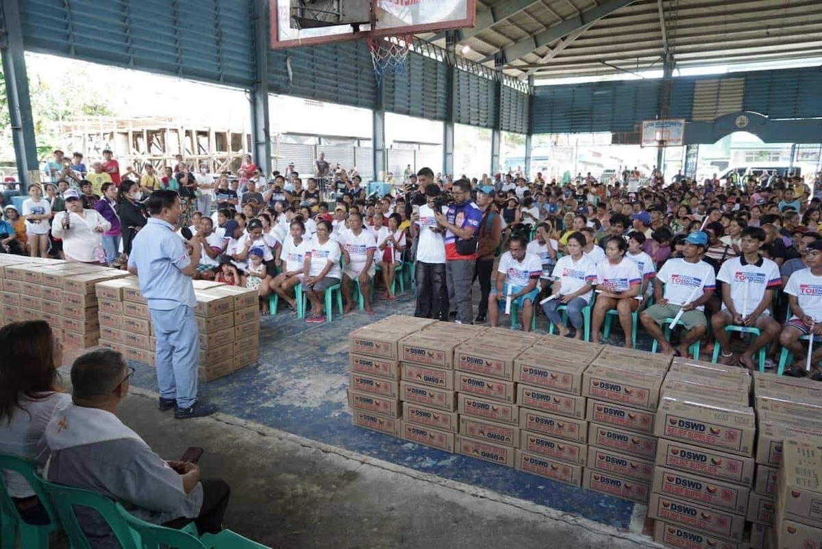 PHOTO: Francis Tolentino in Naga City STORY: Tolentino namigay ng ayuda sa higit 7,000 biktima ng Kristine sa Bicol