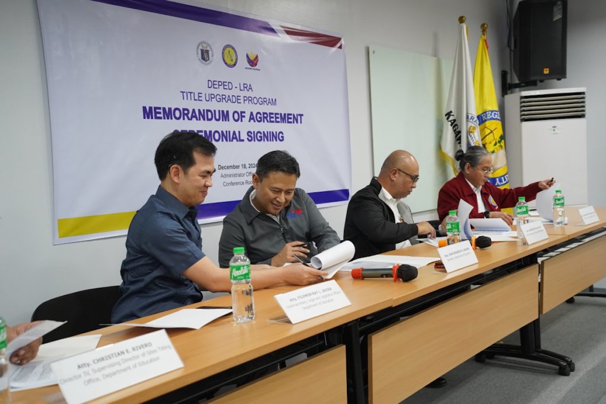 PHOTO: Gerardo Sirios and Sonny Angara FOR STORY: DepEd, LRA nagkasundo sa pagtugon sa classroom backlog