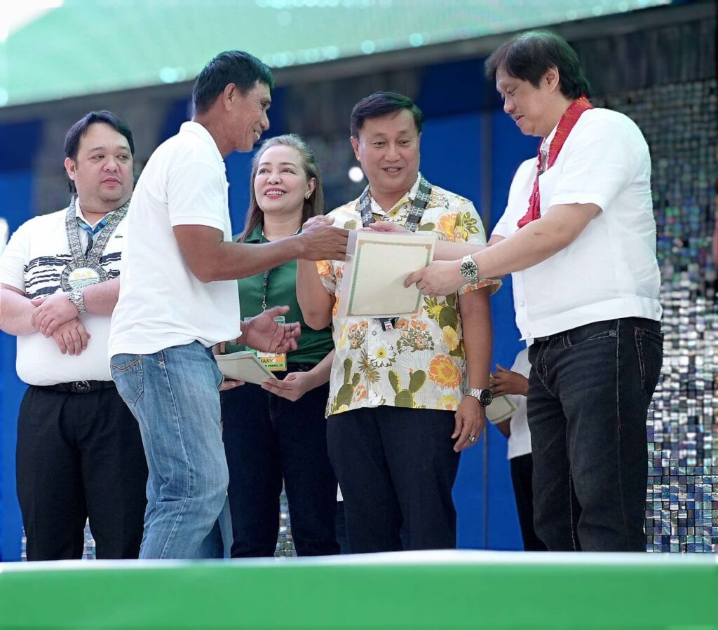 PHOTO: Francis Tolentino and Conrado Estrella III FOR STORY: Pagbura sa utang ng mga magsasaka pamana ni Marcos - Tolentino