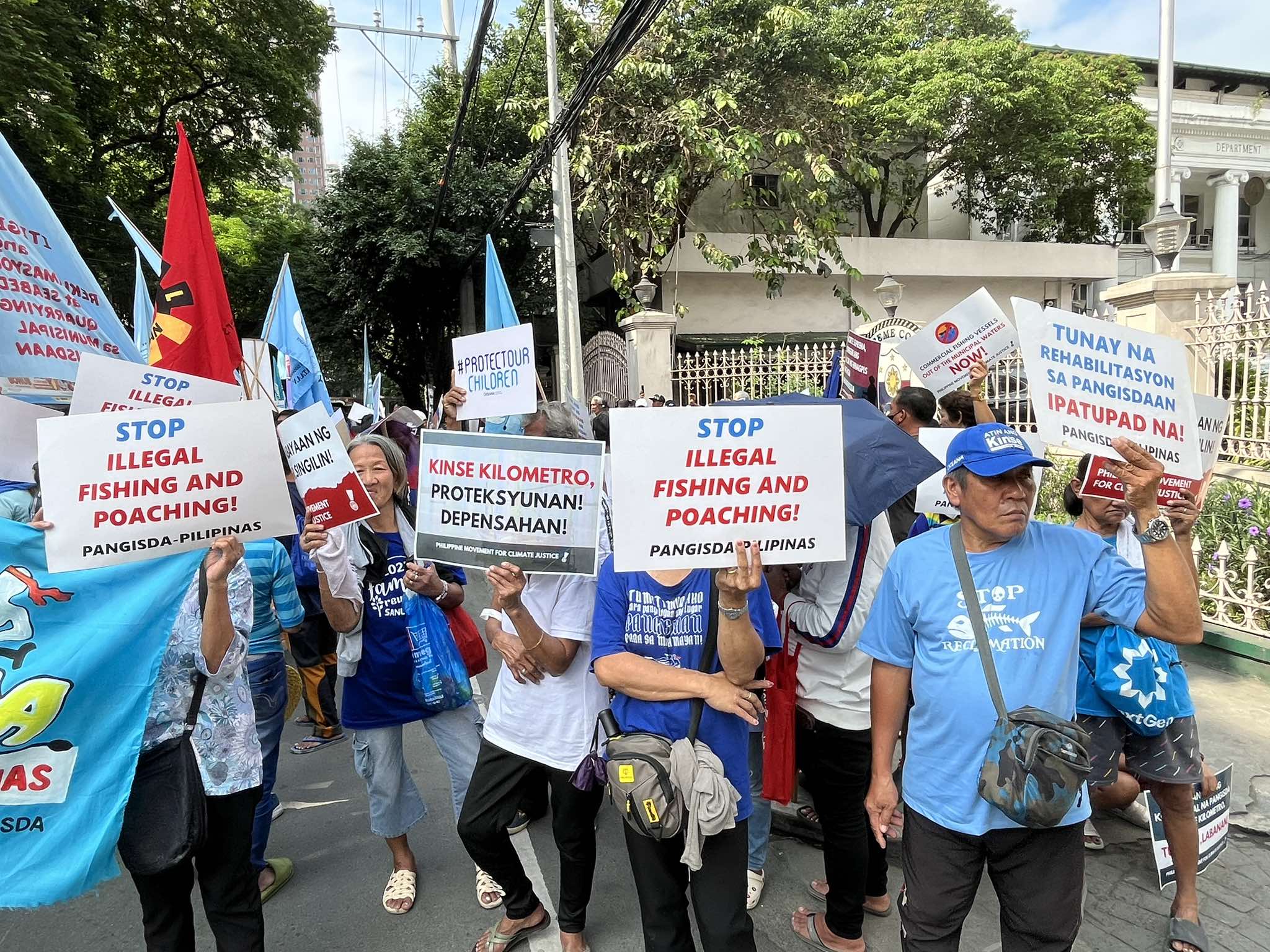 PHOTO: Fishers protest at Supreme Court against ruling on municipal waters FOR STORY: Maliliit na mangingisda umalma sa SC ruling sa municipal waters