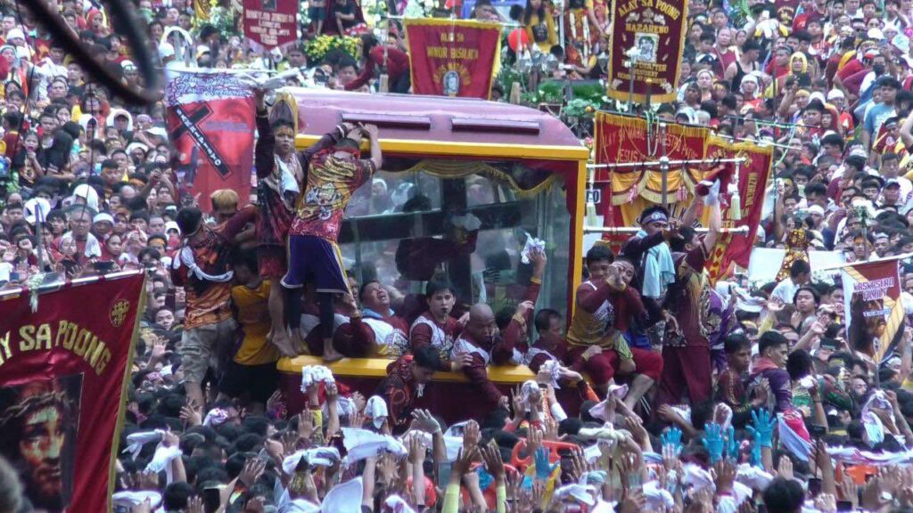 PHOTO: Devotees flock around the Nazarene carriage FOR STORY: Traslacion 2025  ‘generally peaceful and orderly’ – PNP