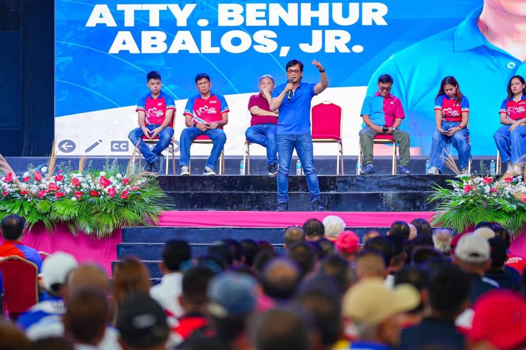 PHOTO: Benhur Abalos onstage campaigning FOR STORY: Alisin ang VAT sa kuryente at produktong petrolyo – Abalos